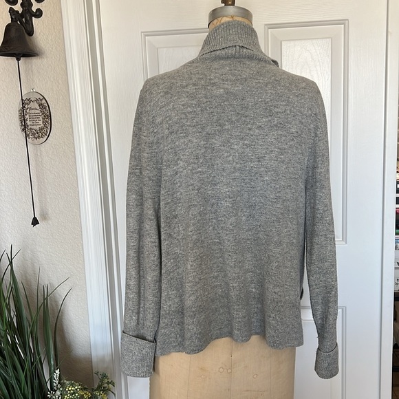 Heather Gray High/Low Hem Cardigan. Size M - Picture 4 of 8